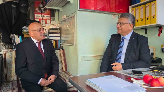 Kütahya'da DPÜ Rektörü, 9 seçim kazanan muhtar Can Sınay'ı ziyaret etti