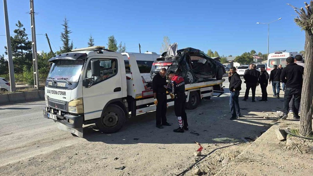Van Edremit Çiçekli Mahallesi'nde iki araç çarpıştı, 5 kişi yaralandı