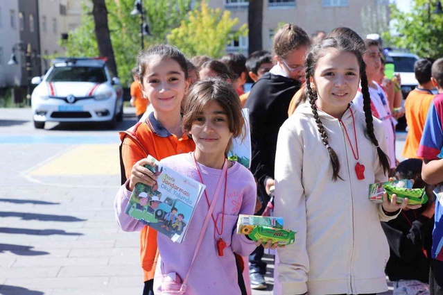 Mardin'de jandarma, mobil trafik eğitim aracıyla çocuklara kuralları anlattı