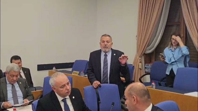 YENİ Partili vekiller Halk TV'ye kayyum kararını gözlerini kapatarak protesto etti