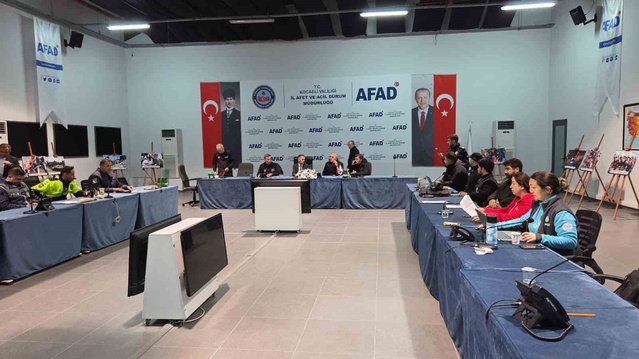 Kocaeli'de şiddetli yağışa karşı kriz merkezi toplandı, trafiğe çıkılmaması istendi
