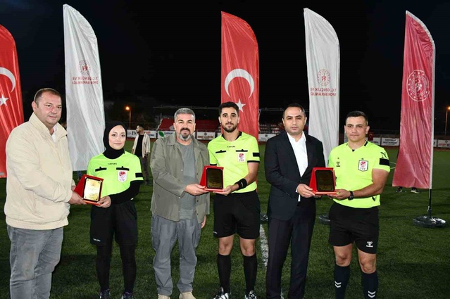 Silopi'de Cumhuriyet Kupası'nda Dicle Mahallesi finalde Kasırga Ticaret'i yendi