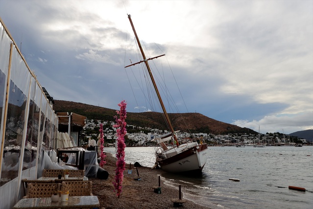 Muğla Bodrum'da 15 metrelik yelkenli tekne halatları kopunca karaya oturdu