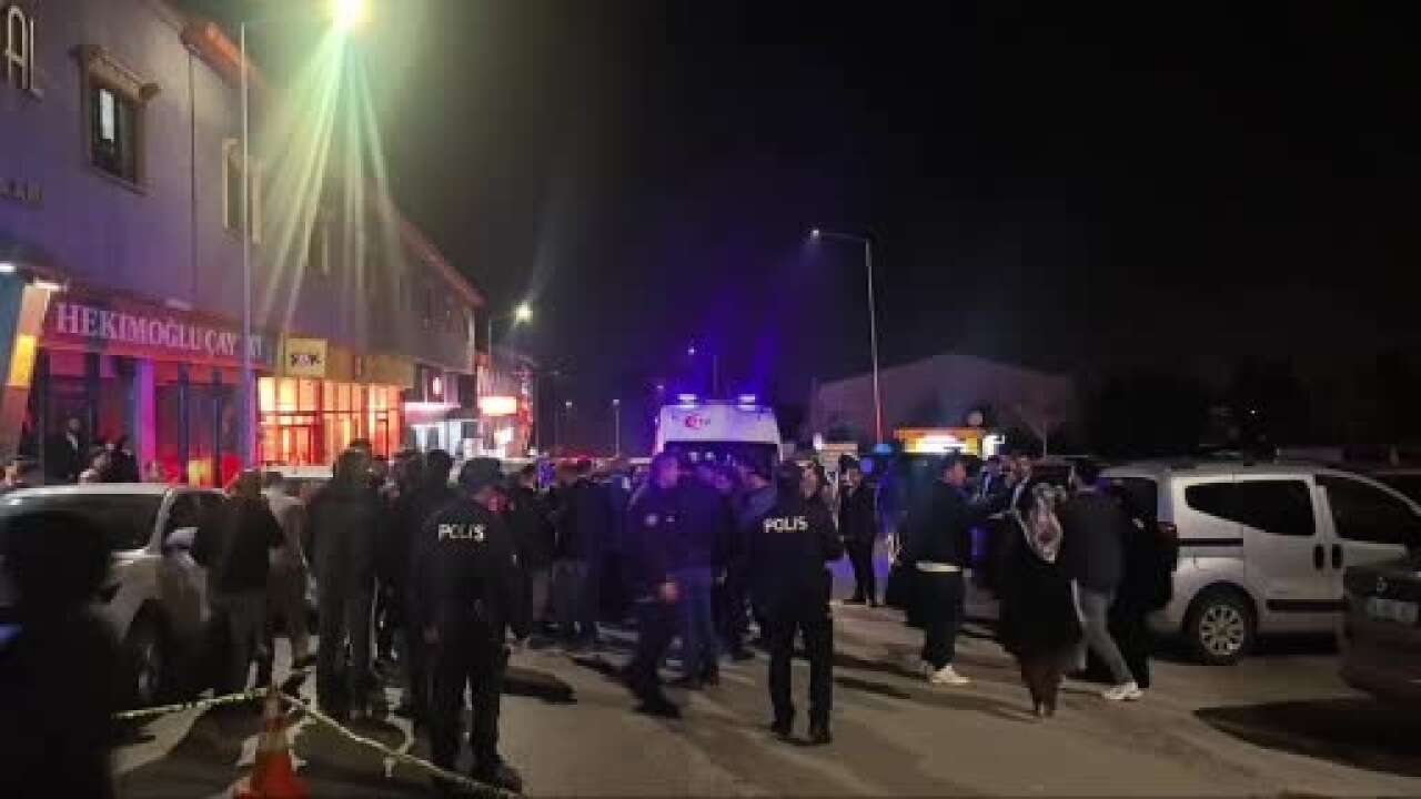 Düğün eğlencesi kavgayla bitti: 3 kişi bıçaklandı