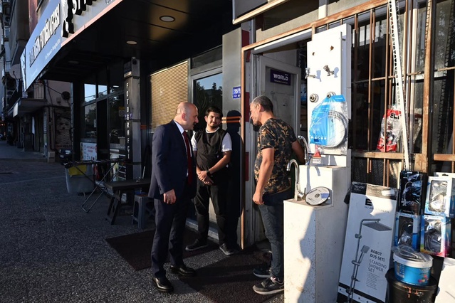 Aydın Valisi Varol, Egemenlik Bulvarı'nda esnafla sohbet edip sorunları dinledi