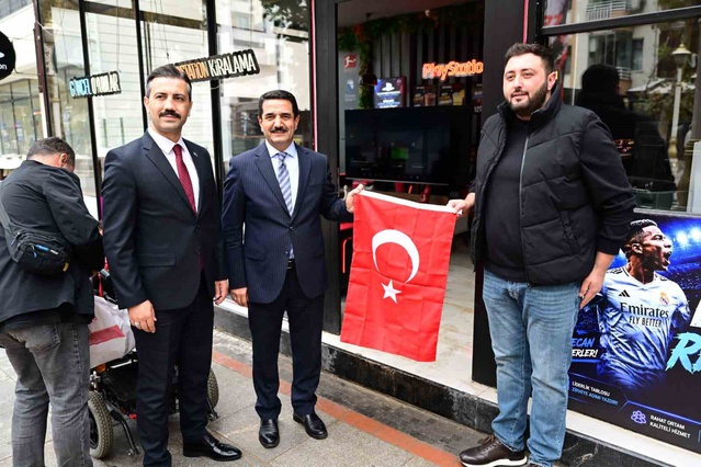 Battalgazi Belediye Başkanı Taşkın ve Kaymakam Kundakçı esnafa Türk bayrağı dağıttı