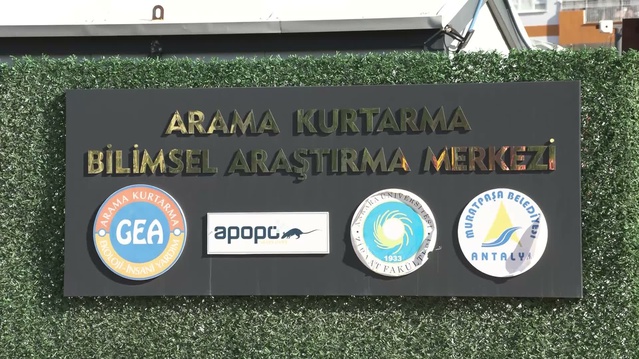 Muratpaşa'da kahraman fareler enkaz testinde kazazedeyi buldu