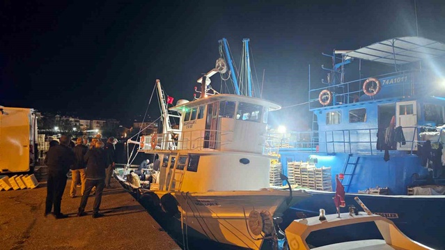 Amasra'dan açılan balıkçılar Cide'de 3 saatte 15 bin palamut avladı, 1500 kasa doldu