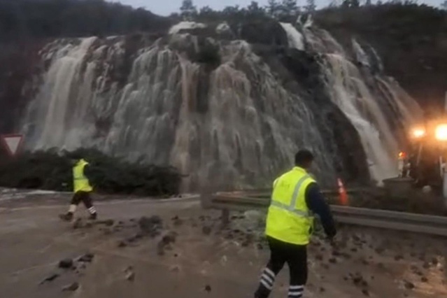 Kuzey Marmara Otoyolu'nda sular yollara taştı, trafik felç oldu