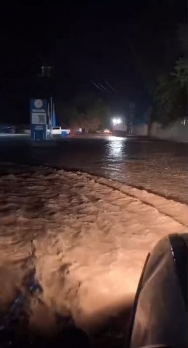 Şanlıurfa'da sağanak termal otel ve akaryakıt istasyonunun bahçelerini su bastı