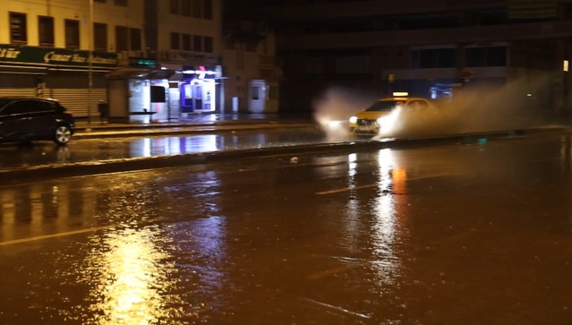 İzmir'de gök gürültülü sağanak su birikintilerine neden oldu, belediye tahliye yaptı