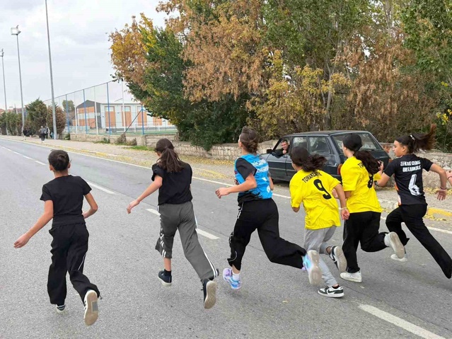 Tomarza'da 29 Ekim Cumhuriyet Kupası atletizm yarışı ilköğretim öğrencilerini buluşturdu