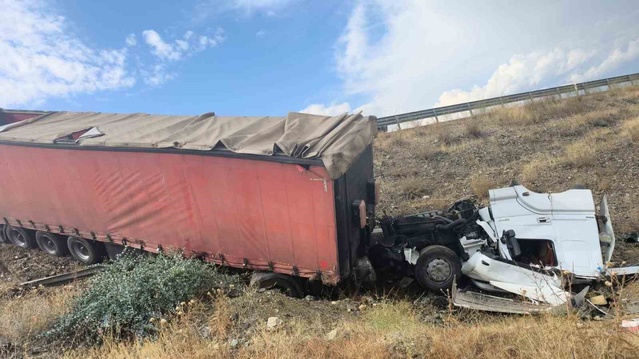 Gaziantep İslahiye'de kaygan yolda tır şarampole uçtu, sürücü güçlükle kurtarıldı
