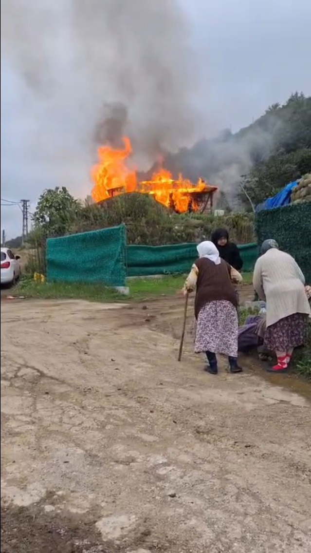 Giresun Piraziz'de sobadan çıktığı değerlendirilen yangında ev kullanılamaz oldu