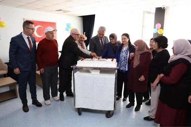 Düzce Valisi Makas ve eşi, Yaşlılar Günü'nde huzurevi sakinleriyle sohbet etti