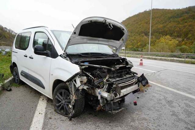 Samsun-Ankara yolunda Kavak'ta kayan hafif ticari araç refüje çıktı, 3 kişi yaralandı