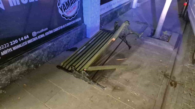 Eskişehir'de otomobil bankta oturan 2 çocuğa çarptı, 1 çocuk hastaneye kaldırıldı