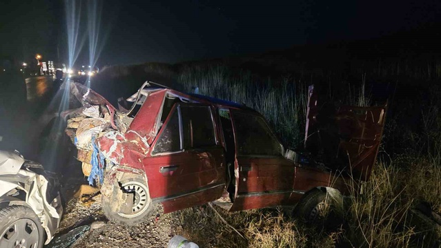 Çorum Alaca'da iki aracın çarpıştığı kazada yaralanan 5 kişi hastaneye kaldırıldı
