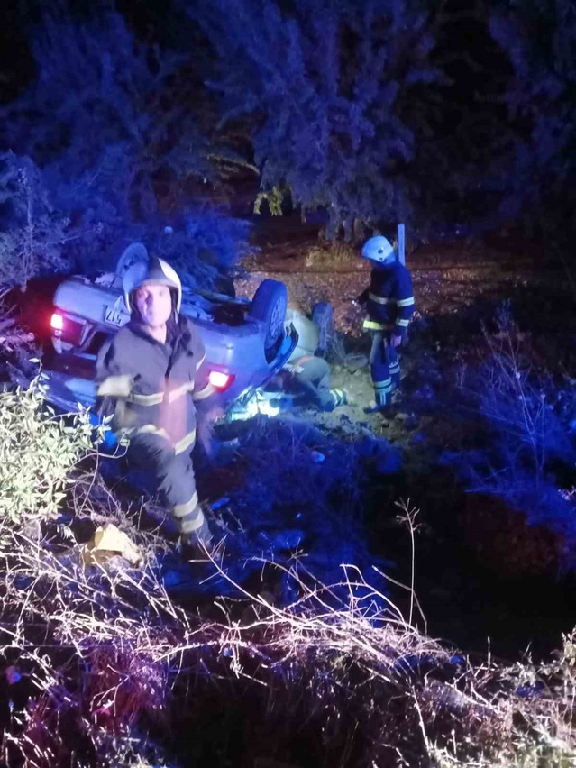Adıyaman Kahta'da yoldan çıkan otomobil şarampole yuvarlandı, 3 kişi yaralandı