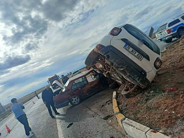 Karaman'da otomobil ile cipin kavşakta çarpışması 2 sürücüyü yaraladı, biri ağır
