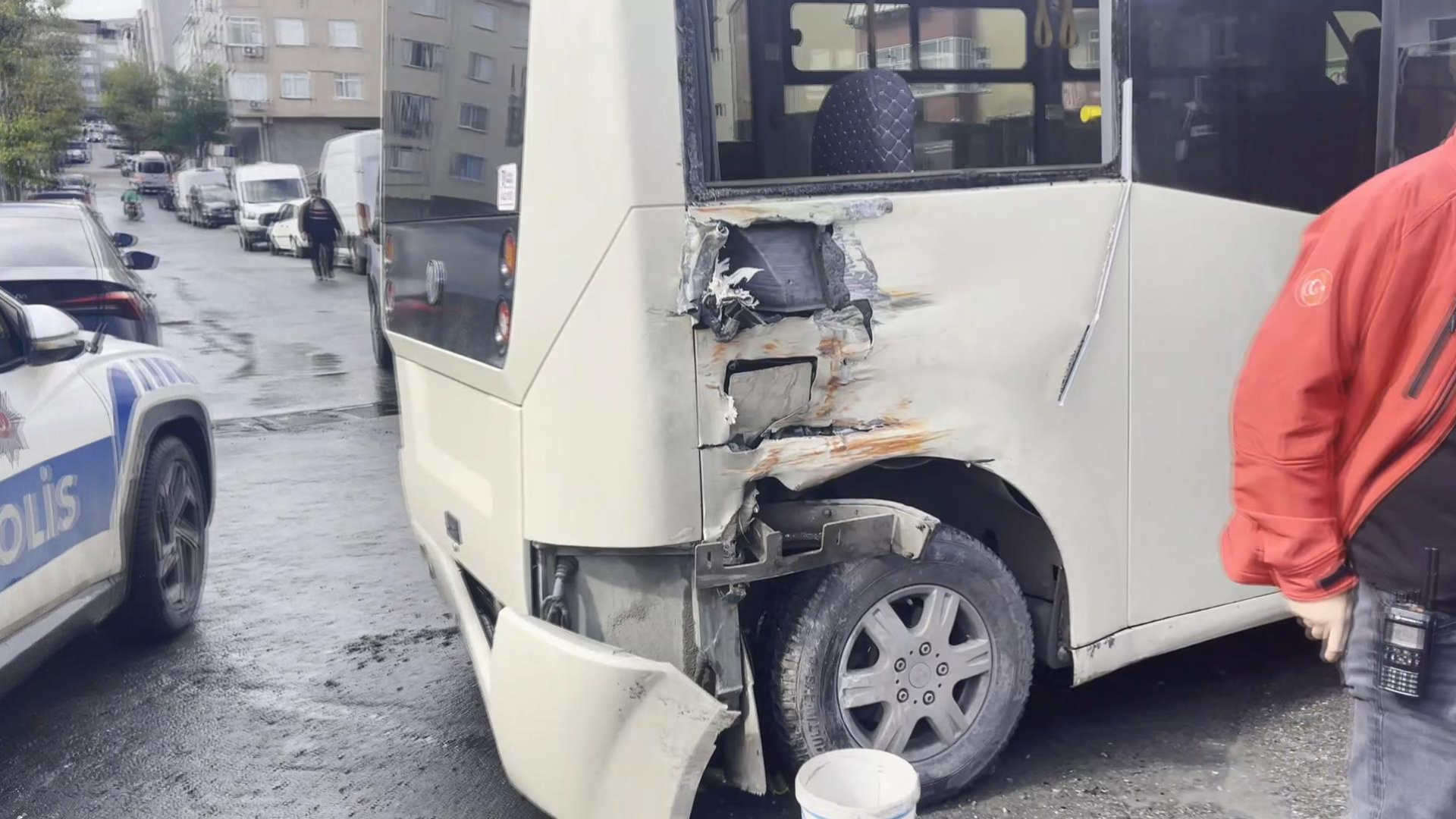 Tramvay, minibüse çarptı: yaralılar var