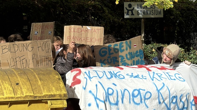 Berlin'de eğitim kesintileri ve zorunlu askerlik protestosunda polisle arbede çıktı
