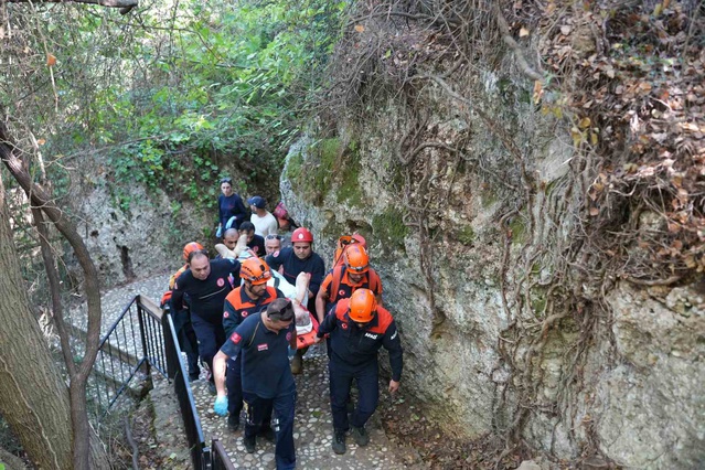 Antalya Aksu'da 6 metrelik yamaçtan düşen 69 yaşındaki kadın hastaneye kaldırıldı