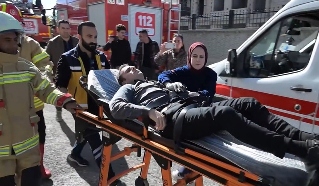 Kars Emniyet Müdürlüğünde yangın tatbikatı itfaiye ve sağlık ekipleriyle yapıldı