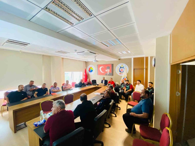 Kozan'da çiftçilere etkin sulama eğitimi verildi, su tasarrufu hedefleniyor