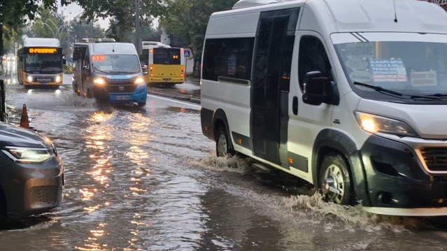 Diyarbakır'da sağanak su baskınına yol açtı, bazı belediye otobüslerine su girdi