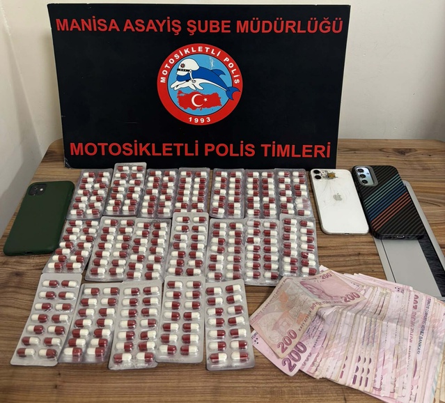 Manisa'da motosikletli polis timleri 2 şüpheliyi 550 sentetik ecza ile gözaltına aldı