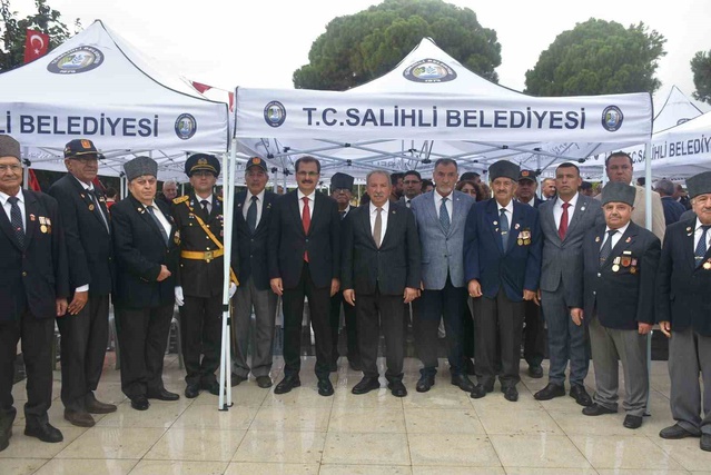 Salihli'de Cumhuriyet'in 103. yılı çelenk töreniyle kutlanmaya başladı
