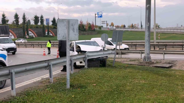 İnegöl'de bariyerlere çarpan otomobilin sürücüsü yaralandı, hastaneye kaldırıldı