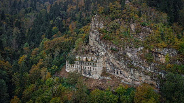 Trabzon Maçka'daki Vazelon Manastırı sonbahar renkleriyle fotoğrafçıları cezbediyor