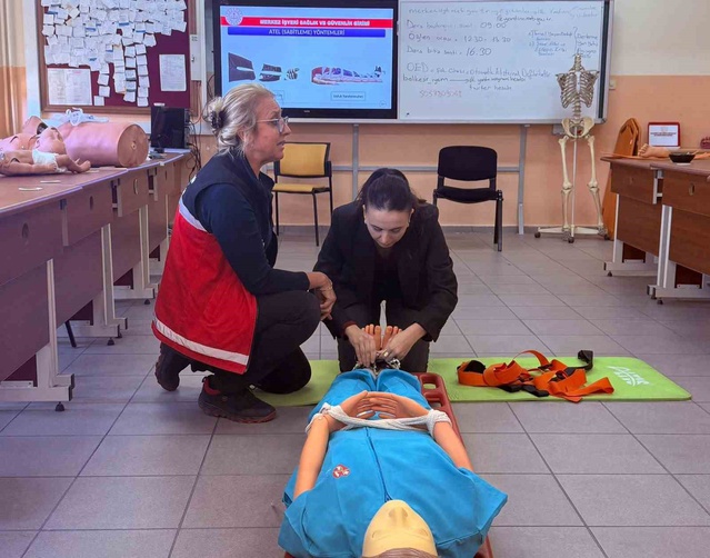 Balıkesir'de öğretmen ve personele ilk yardımda hasta taşıma teknikleri gösterildi