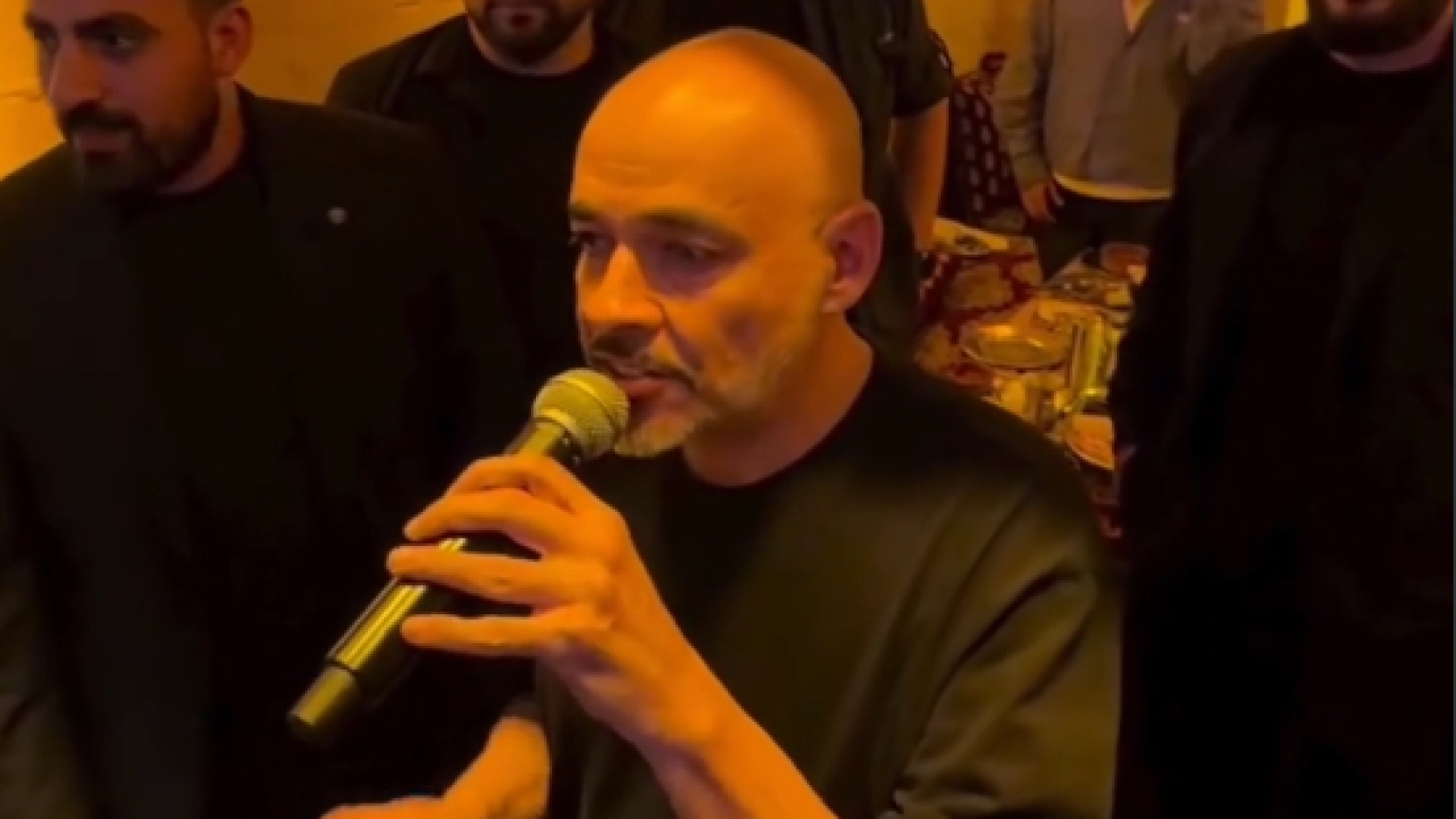 Sıra gecesinde rap söyledi