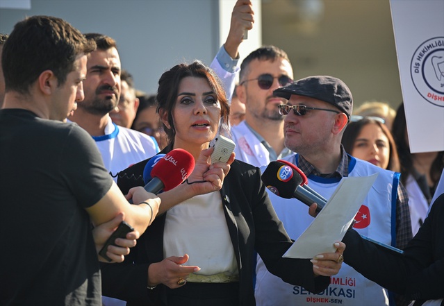 DİŞHEK-SEN üyesi diş hekimleri Sağlık Bakanlığı önünde iş yükü talebini dile getirdi