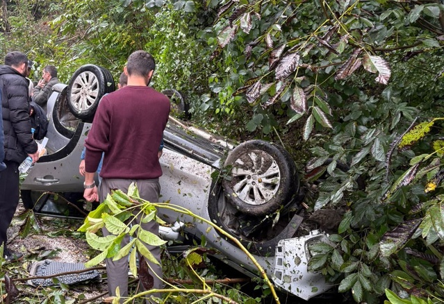 Ordu Kabataş'ta otomobil ıslak zeminde ağaca çarparak devrildi, 1 yolcu yaralandı