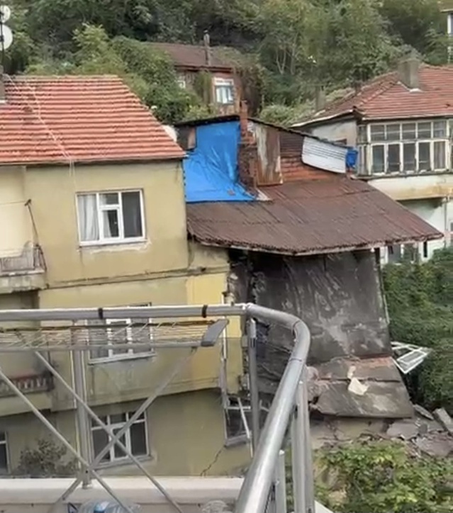 Zonguldak'ta sağanak toprağı yumuşattı, 2 katlı evin kalanı da bugün çöktü