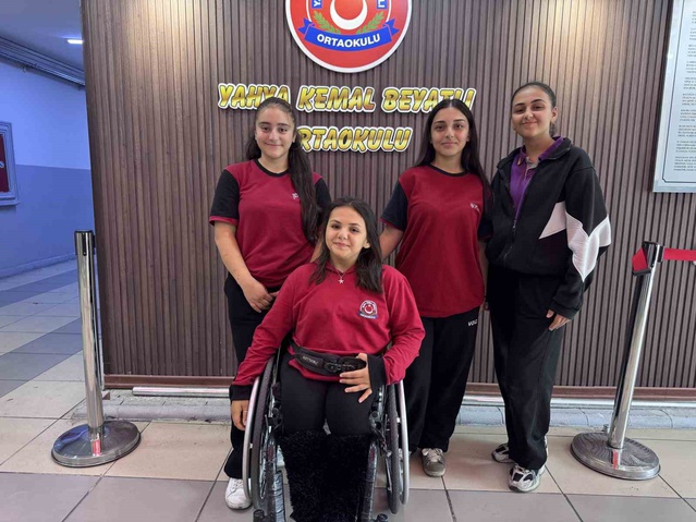 Kayseri'de bedensel engelli Ecrin, günlük engellerini arkadaşları sayesinde aşıyor