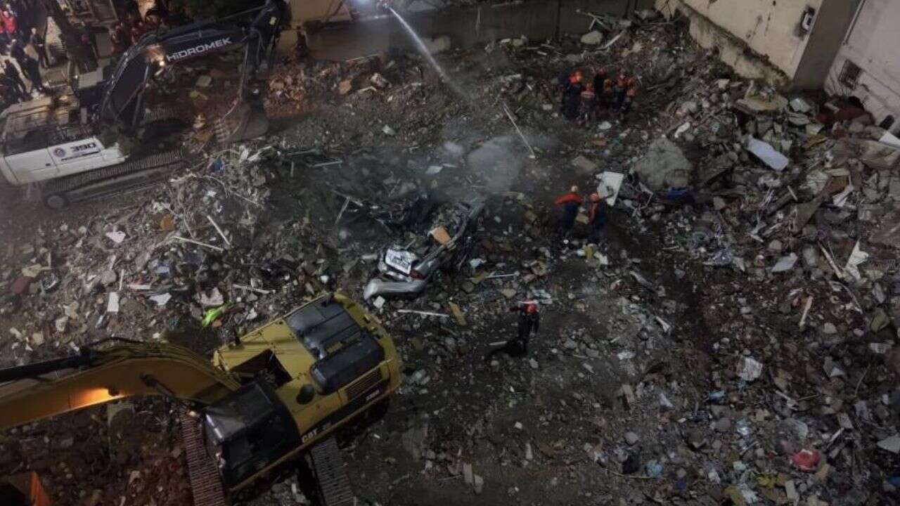 Yıkılan binadan geriye enkaz kaldı: 5 kişi hayatını kaybetti