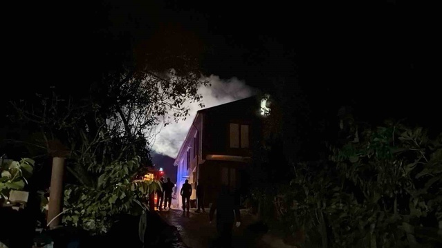Düzce Suncuk'ta iki katlı ahşap evde çıkan yangın büyümeden söndürüldü
