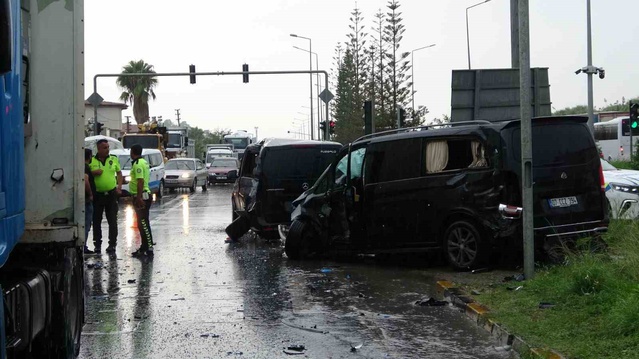 Antalya Manavgat'ta ışık ihlali kazaya yol açtı, 2'si Alman 3 kişi yaralandı