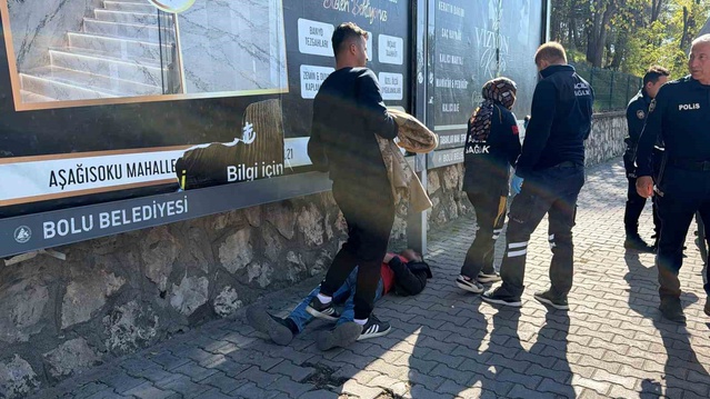 Bolu'da kaldırımda yürürken bayılan kişi, düşünce başını çarparak yaralandı