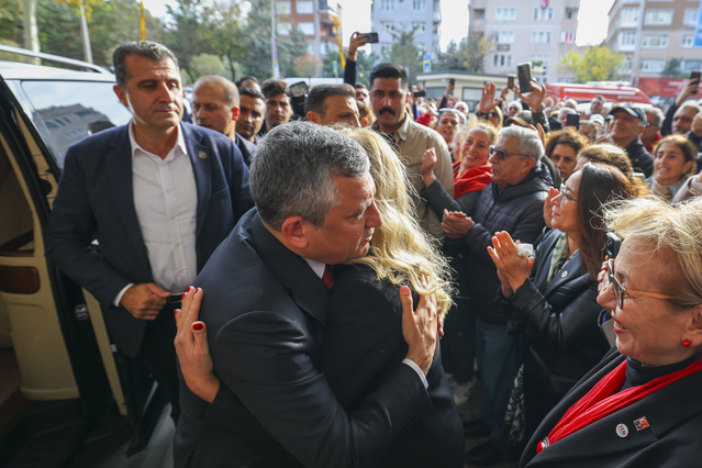 Özgür Özel, YENİ Parti'ye katılan Bakırköy Belediye Başkanı Ovalıoğlu'nu ziyaret etti
