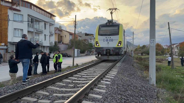 Kütahya'da hemzemin geçitte 20'li yaşlardaki gence tren çarptı, genç yaşamını yitirdi