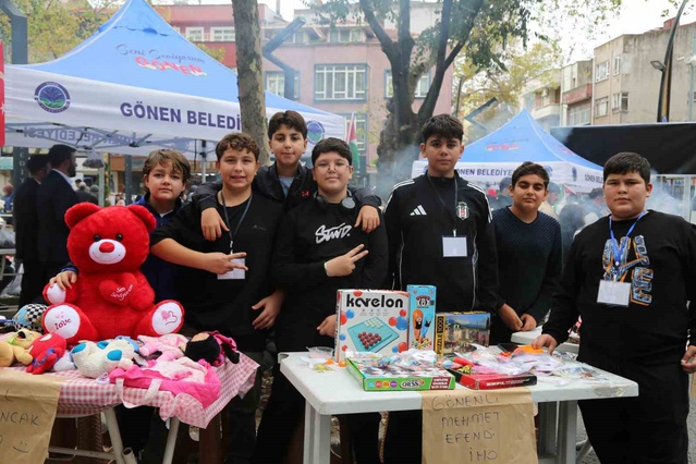 Balıkesir Gönen'de Gazze için yardım organizasyonu Çarşı Camii önünde ilgi gördü