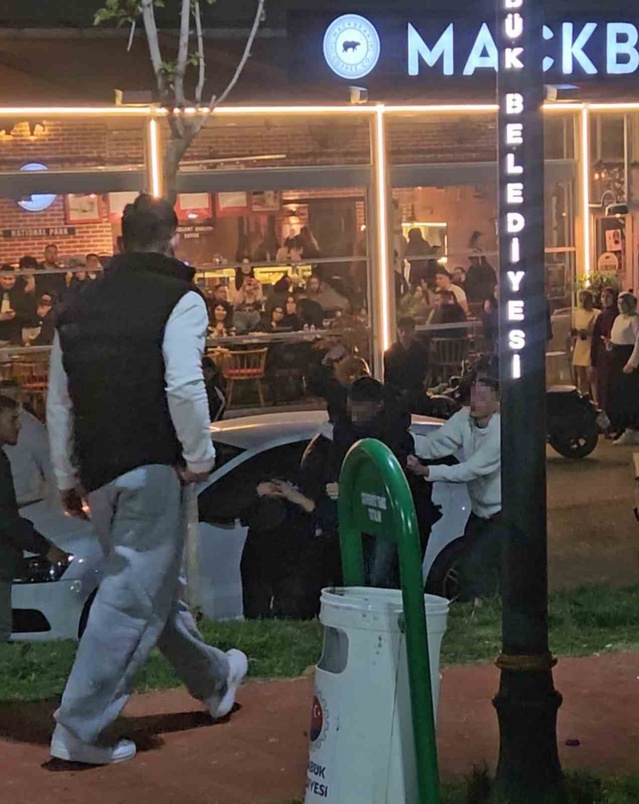 Karabük'te iki grubun kavgasında 1 kişi yaralandı, o anlar kameraya yansıdı