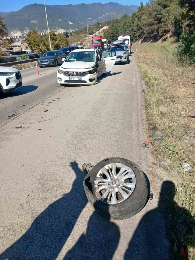Karabük'te otomobil tıra ve hafif ticari araca çarptı, 1 yaralı itfaiyeyle kurtarıldı