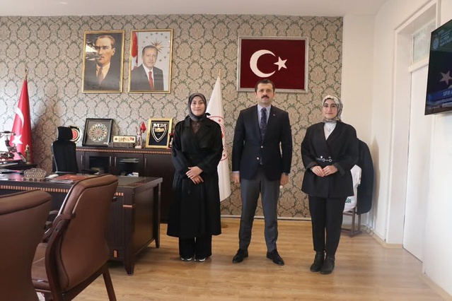 Ağrı Tutak'ta Kaymakam Coşkun, yıl boyunca en çok kitap okuyan öğrenciyi kabul etti
